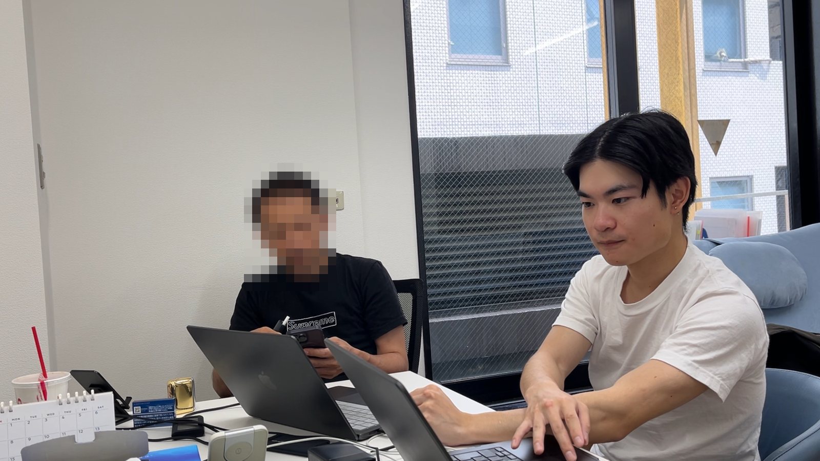 2回目のレクチャーの様子。受講者ご本人(左)が自分の環境を操作し、講師(右)は横で判断の理由を言語化していきます。※受講者のお顔は加工しています