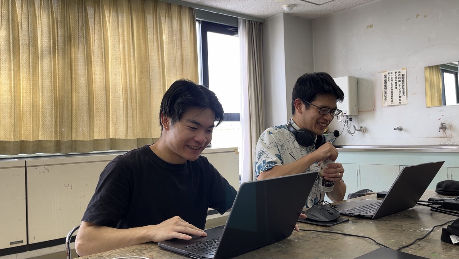 研修当日の様子。受講者ご本人(左)が自分の手で Claude Code を動かし、講師(右)は横で言語化する進め方をとりました