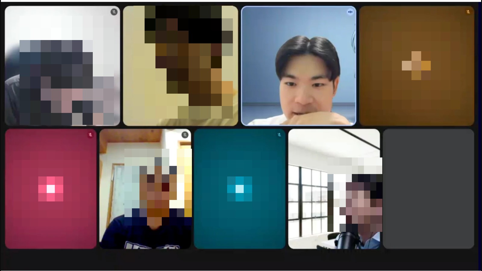 作業中の様子。手を動かしている人、話を聞いている人が同じ画面に並びます(お顔はモザイク処理しています)
